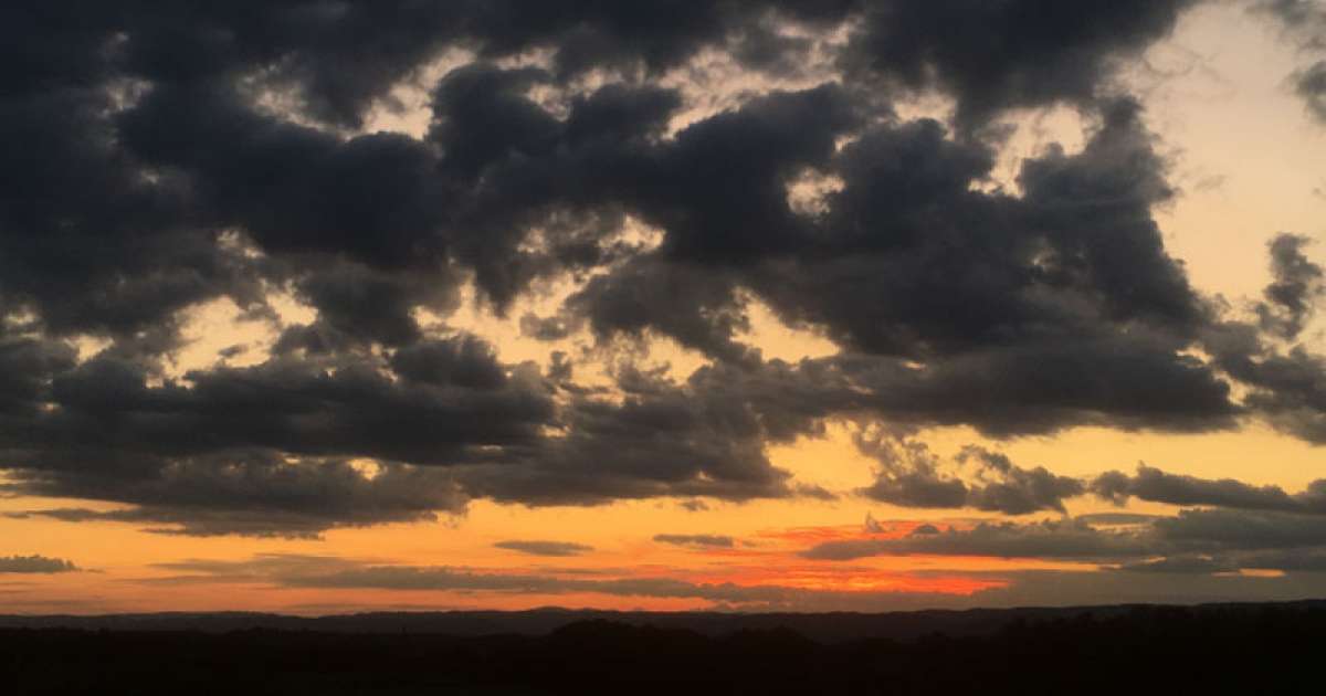 الليلة...سحب عابرة مع أمطار متفرقة بأقصى الشمال ورياح قوية قرب السواحل والمرتفعات