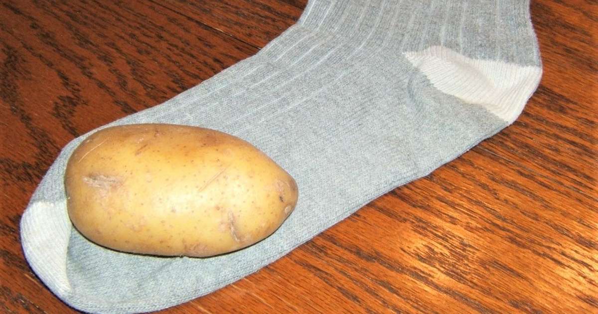 البطاطا في الجوارب.. صيحة غريبة تنتشر على تيك توك لعلاج البرد.. ما صحتها