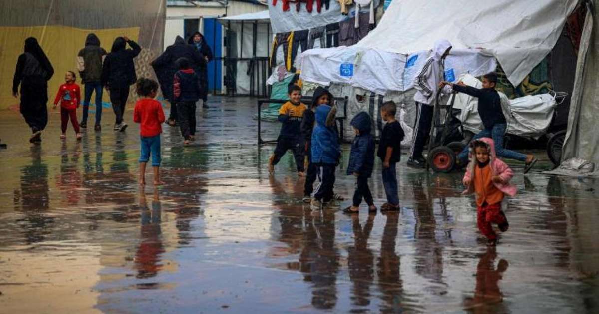 الأمطار تغمر 90 بالمائة من مراكز الإيواء والخيام في غزّة