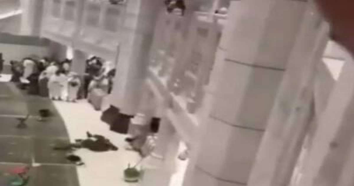 شخص يلقي بنفسه من الأدوار العلوية للمسجد الحرام
