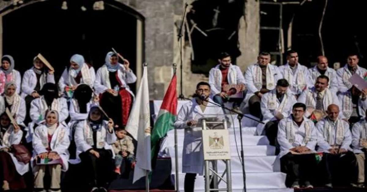 فوق الركام: غـزّة تحتفل بتخرّج 168 طبيباً وطبيبة