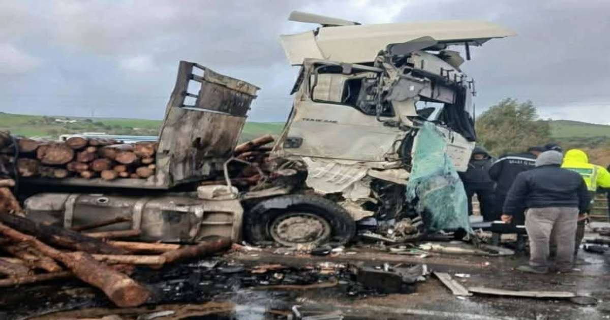 بالصورـ باجة: إصطدام بين شاحنتين ثقيلتين