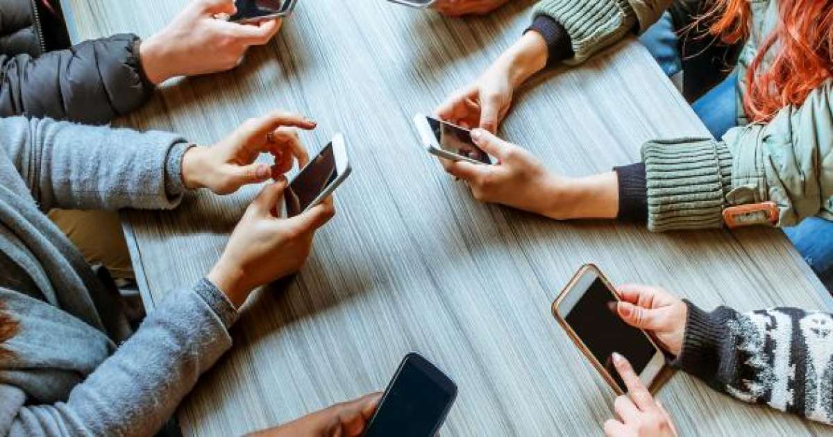 فرنسا تقرّ قانونًا يمنع استخدام شبكات التواصل الاجتماعي لمن هم دون 15 سنة