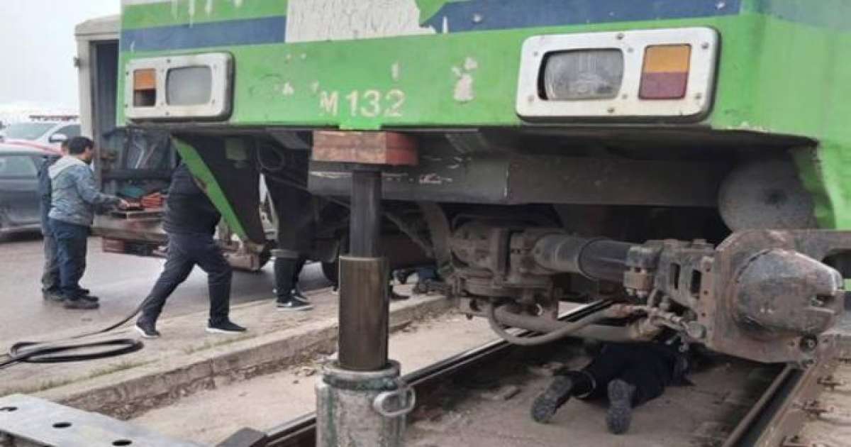 سماعات الأذن كادت تودي بحياة شاب تحت عجلات المترو